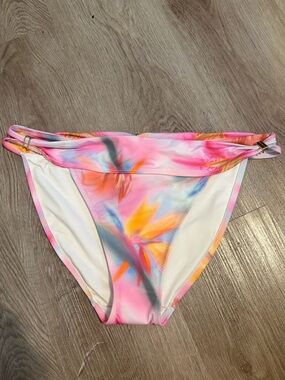 NWOT Victoria’s Secret pink Tie dye scrunch band bikini bottoms with gold detail